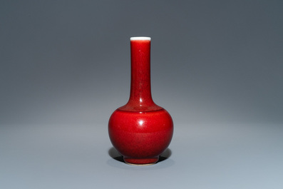 Un vase de forme bouteille en porcelaine de Chine langyao monochrome, marque de Kangxi, 19/20&egrave;me