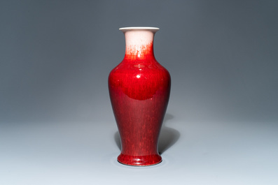 Un vase en porcelaine de Chine langyao monochrome, 19&egrave;me
