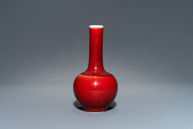 Un vase de forme bouteille en porcelaine de Chine langyao monochrome, marque de Kangxi, 19/20&egrave;me