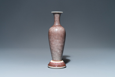 A Chinese peachbloom-glazed vase on stand, Kangxi mark, 19/20th C.