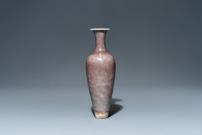 Un vase sur support en porcelaine de Chine &agrave; &eacute;mail 'fleur de p&ecirc;cher', marque de Kangxi, 19/20&egrave;me