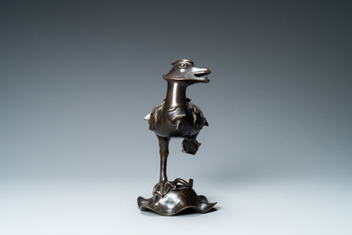 Un br&ucirc;le-parfum en forme de canard sur fleur de lotus en bronze, Chine, Ming