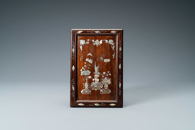 Een Chinees houten tafelscherm met inlegwerk van parelmoer, 19e eeuw