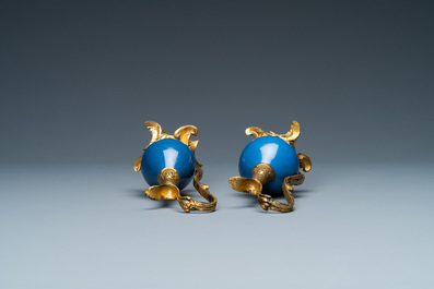 Deux vases en porcelaine de Chine bleu monochrome mont&eacute;s comme verseuses en bronze dor&eacute;, Kangxi et 19&egrave;me