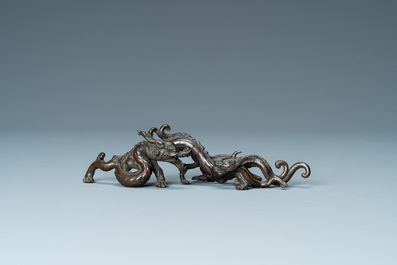 Een zeldzame Chinese bronzen penselenhouder met draken, Yuan/Ming