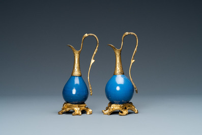 Deux vases en porcelaine de Chine bleu monochrome mont&eacute;s comme verseuses en bronze dor&eacute;, Kangxi et 19&egrave;me