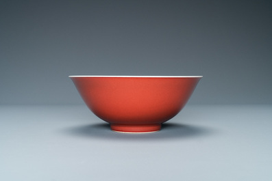 Un bol en porcelaine de Chine rouge de cuivre monochrome, marque de Qianlong, R&eacute;publique