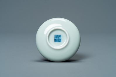Un lave-pinceaux en porcelaine de Chine c&eacute;ladon monochrome, marque de Qianlong, 19/20&egrave;me