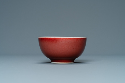 Une tasse &agrave; vin en porcelaine de Chine en rouge de cuivre monochrome, marque de Yongzheng, 19/20&egrave;me