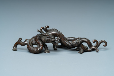 Un repose-pinceaux en forme de dragons en bronze, Chine, Yuan/Ming