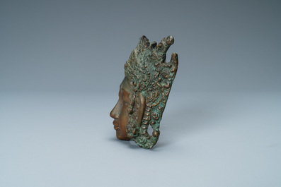 Un masque d'une d&eacute;esse en bronze, Tibet ou Asie du Sud-Est, 19&egrave;me