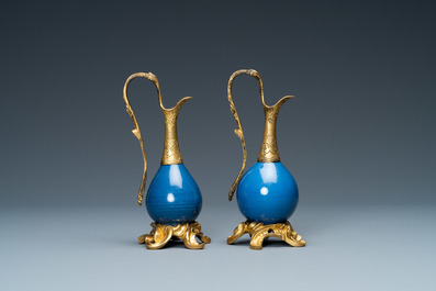 Deux vases en porcelaine de Chine bleu monochrome mont&eacute;s comme verseuses en bronze dor&eacute;, Kangxi et 19&egrave;me