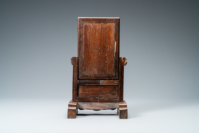 Un &eacute;cran de table en bois incrust&eacute; de nacre, Chine, 19&egrave;me