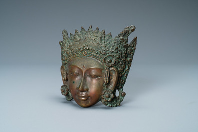 Un masque d'une d&eacute;esse en bronze, Tibet ou Asie du Sud-Est, 19&egrave;me