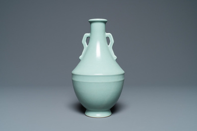 Een Chinese monochrome celadon vaas, Qianlong merk, Republiek