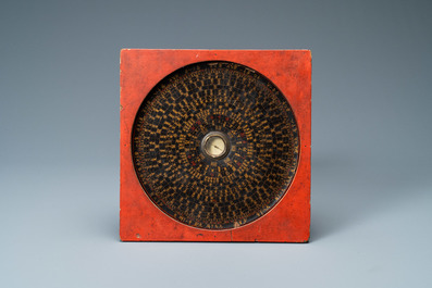 Een Chinees gelakt en beschilderd houten Feng Shui kompas, diverse merken, 19e eeuw