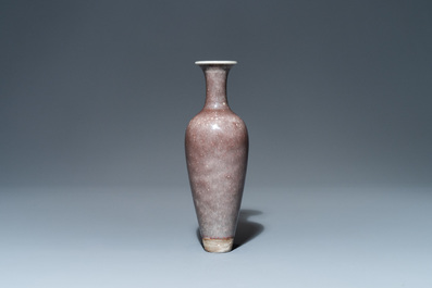 Un vase sur support en porcelaine de Chine &agrave; &eacute;mail 'fleur de p&ecirc;cher', marque de Kangxi, 19/20&egrave;me