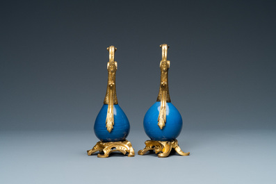 Deux vases en porcelaine de Chine bleu monochrome mont&eacute;s comme verseuses en bronze dor&eacute;, Kangxi et 19&egrave;me