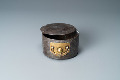Een Koreaanse met zilver ingelegde ijzeren dekseldoos, wellicht Joseon, 16/17e eeuw