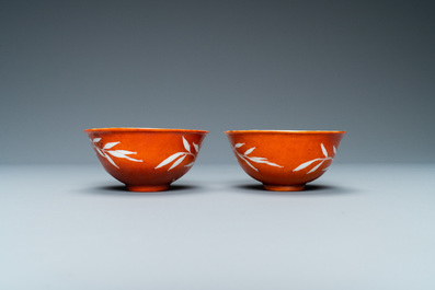 Une paire de bols en porcelaine de Chine &agrave; d&eacute;cor de bambou sur fond en rouge de corail, marque de Xuantong, R&eacute;publique
