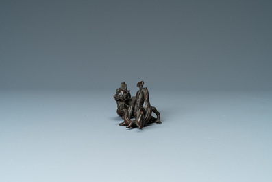 Un repose-pinceaux en forme de dragons en bronze, Chine, Yuan/Ming