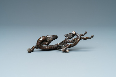 Een zeldzame Chinese bronzen penselenhouder met draken, Yuan/Ming