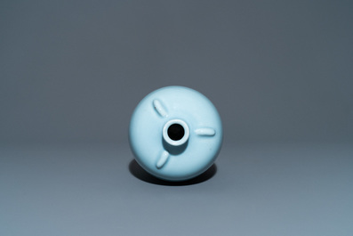 Un vase en porcelaine de Chine bleu de lavande monochrome, marque de Yongzheng, R&eacute;publique
