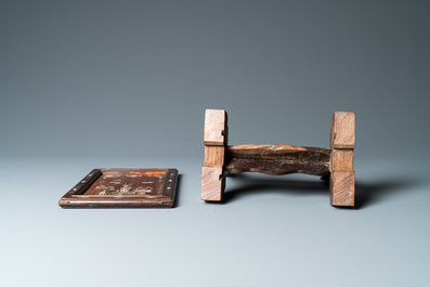 Un &eacute;cran de table en bois incrust&eacute; de nacre, Chine, 19&egrave;me