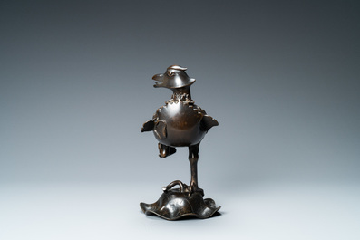 Un br&ucirc;le-parfum en forme de canard sur fleur de lotus en bronze, Chine, Ming