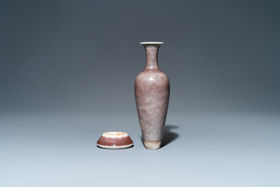 A Chinese peachbloom-glazed vase on stand, Kangxi mark, 19/20th C.