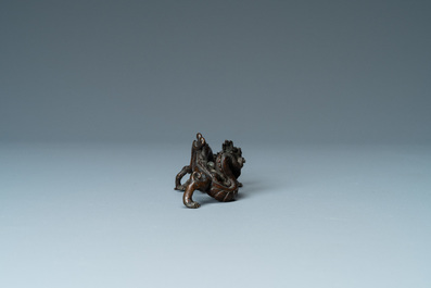 Un repose-pinceaux en forme de dragons en bronze, Chine, Yuan/Ming