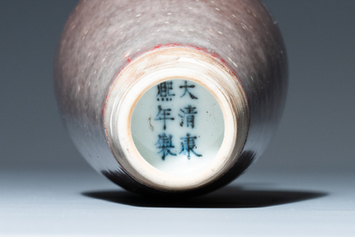 Un vase sur support en porcelaine de Chine &agrave; &eacute;mail 'fleur de p&ecirc;cher', marque de Kangxi, 19/20&egrave;me