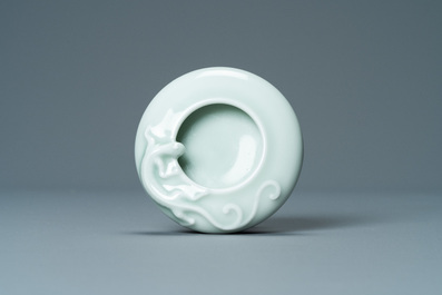 Een Chinese monochrome celadon penselenwasser met een draak, Qianlong merk, 19/20e eeuw