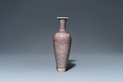 Un vase sur support en porcelaine de Chine &agrave; &eacute;mail 'fleur de p&ecirc;cher', marque de Kangxi, 19/20&egrave;me