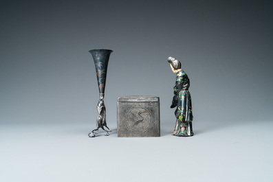 Een Chinese ge&euml;mailleerde zilveren figuur, een vaas, een ingelegde koperen huwelijksdoos en een ingelegde bronzen wierookbrander, 19/20e eeuw