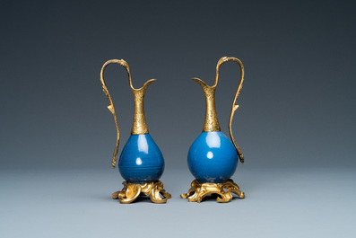 Twee Chinese monochrome blauwe vaasjes met verguld brons tot kannen omgevormd, Kangxi en 19e eeuw
