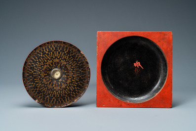 Een Chinees gelakt en beschilderd houten Feng Shui kompas, diverse merken, 19e eeuw