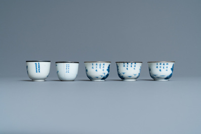 Cinq tasses en porcelaine de Chine 'Bleu de Hue' pour le Vietnam, 19&egrave;me