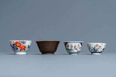 Vingt-quatre tasses et vingt-cinq soucoupes en porcelaine de Chine en bleu et blanc, famille rose, verte et de style Imari, Kangxi et apr&egrave;s