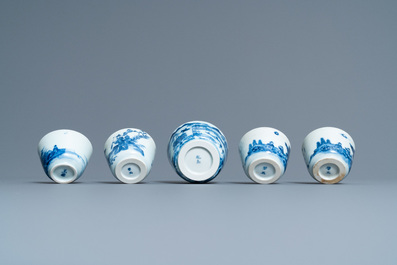 Cinq tasses en porcelaine de Chine 'Bleu de Hue' pour le Vietnam, 19&egrave;me
