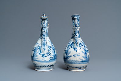 Une paire de verseuses en porcelaine Arita de Japon en bleu et blanc, 17&egrave;me
