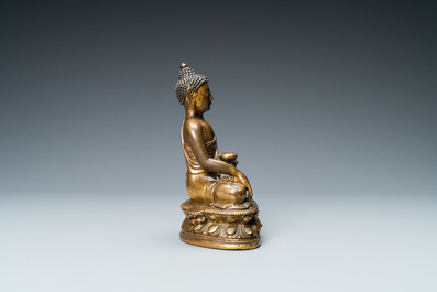 A Chinese gilt bronze 'Medicine Buddha' figure, 17/18th C.