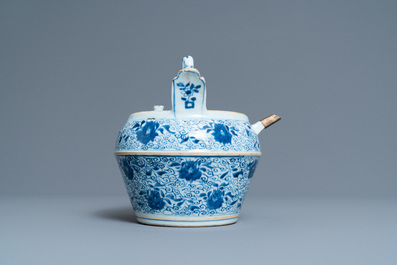 Een Chinese blauw-witte lijmpot voor de Indonesische of Vietnamese markt, Kangxi