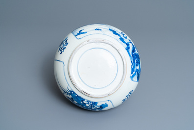 Un bol en porcelaine de Chine en bleu et blanc &agrave; d&eacute;cor de figures dans un paysage, Kangxi