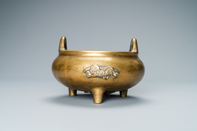 Een Chinese driepotige bronzen wierookbrander met olifanten, Qing