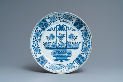 Une paire de plats en porcelaine de Chine en bleu et blanc &agrave; d&eacute;cor de paniers fleuris, Qianlong