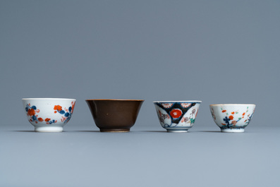 Vingt-quatre tasses et vingt-cinq soucoupes en porcelaine de Chine en bleu et blanc, famille rose, verte et de style Imari, Kangxi et apr&egrave;s