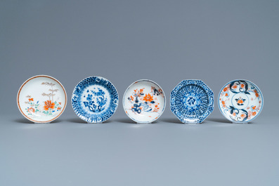 Vierentwintig Chinese koppen en vijfentwintig schotels in blauw-wit, famille rose, verte en Imari-stijl porselein, Kangxi en later