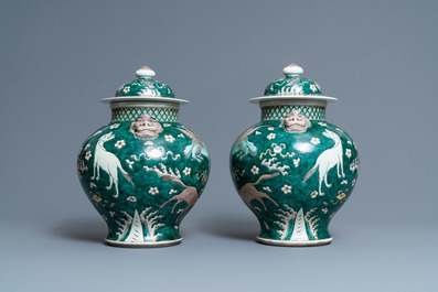 Une paire de vases couverts en porcelaine de Chine famille verte, 19&egrave;me