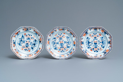 Zes Chinese octagonale Imari-stijl borden, Kangxi